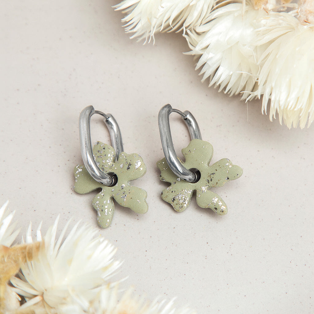 Ohrringe "Chunky Bloom" ✿ Salbeigrün I silberfarbene Akzente