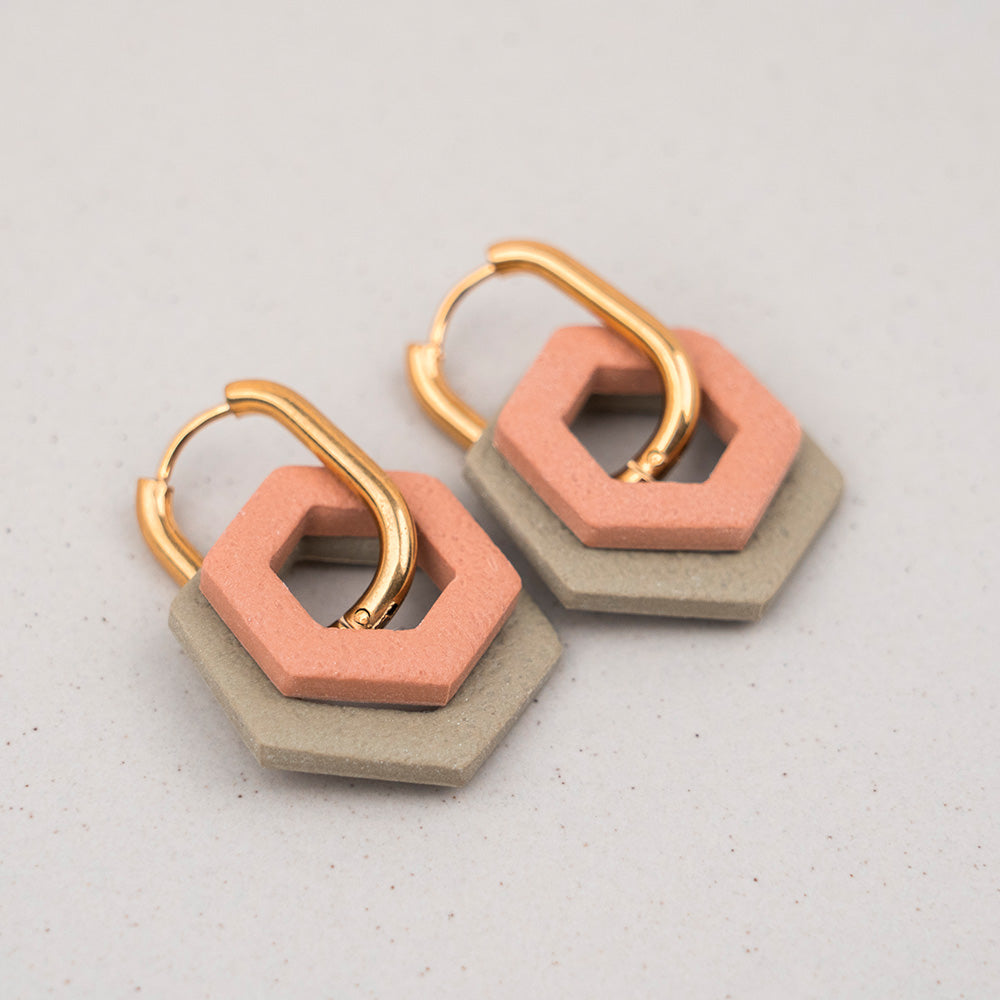 Creolen "Hexa Bold" in Salbeigrün & Sand - Hexagon