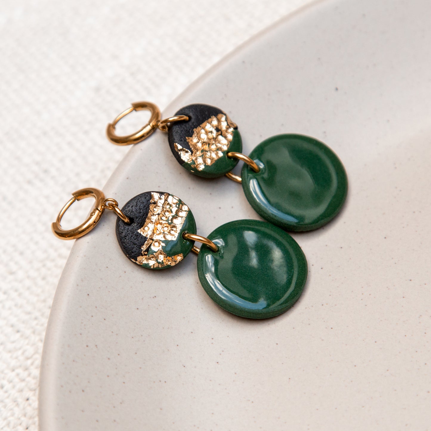 Ohrringe Hänger grün, goldfarben, schwarz mit Hammerschlag-Effekt
