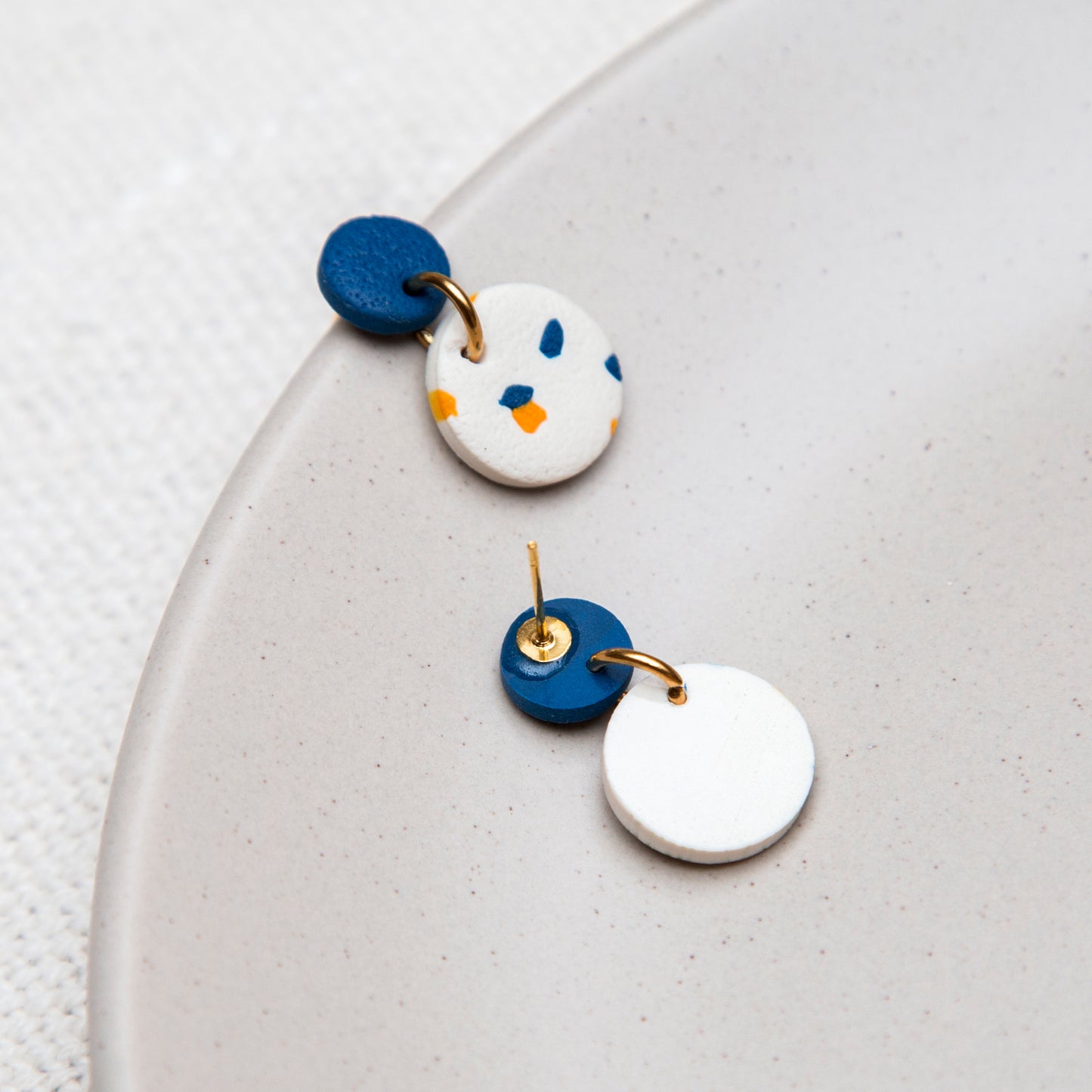 Ohrringe "Elena" - kleine runde Ohrringe mit Terrazzo in blau gelb beige