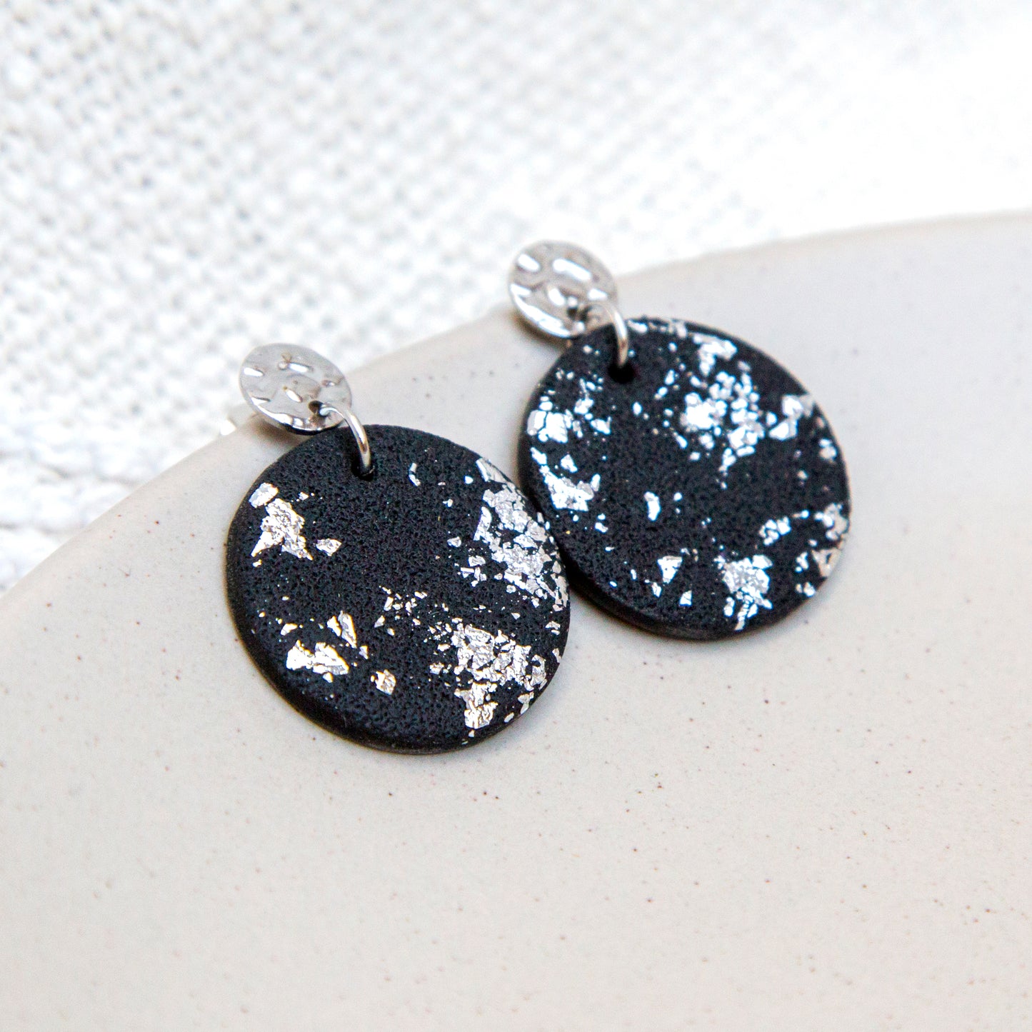 Ohrringe "Mitternachtszauber" rund schwarz mit Hammerschlag-Stecker groß, Veredelung mit silberfarbenen Blattmetall