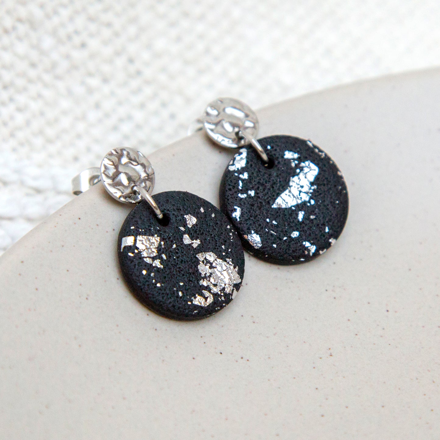 Ohrringe "Mitternachtszauber" rund schwarz & silberfarben mit Stecker in Hammerschlag-Optik