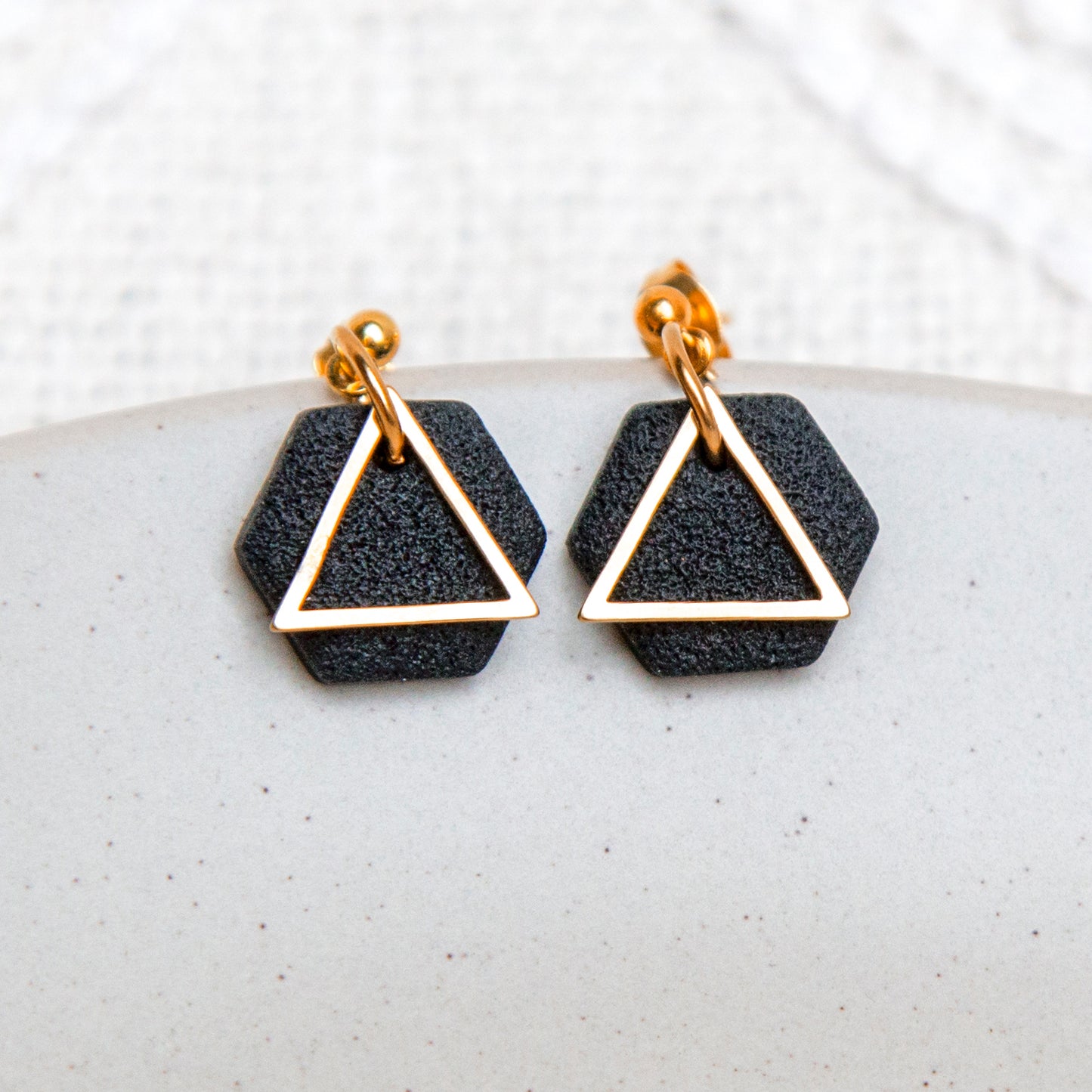 Ohrringe Stecker Hexagon mit Dreieck Element - schwarz gold