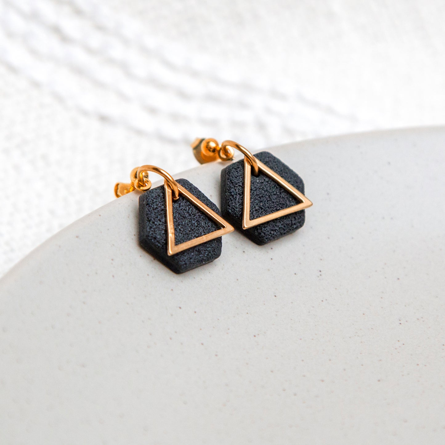 Ohrringe Stecker Hexagon mit Dreieck Element - schwarz gold