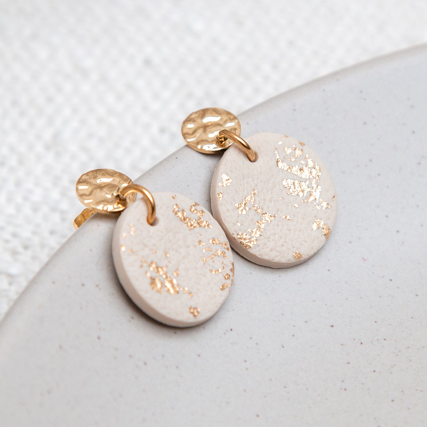 Ohrringe rund beige und goldfarben mit Stecker in Hammerschlag-Optik