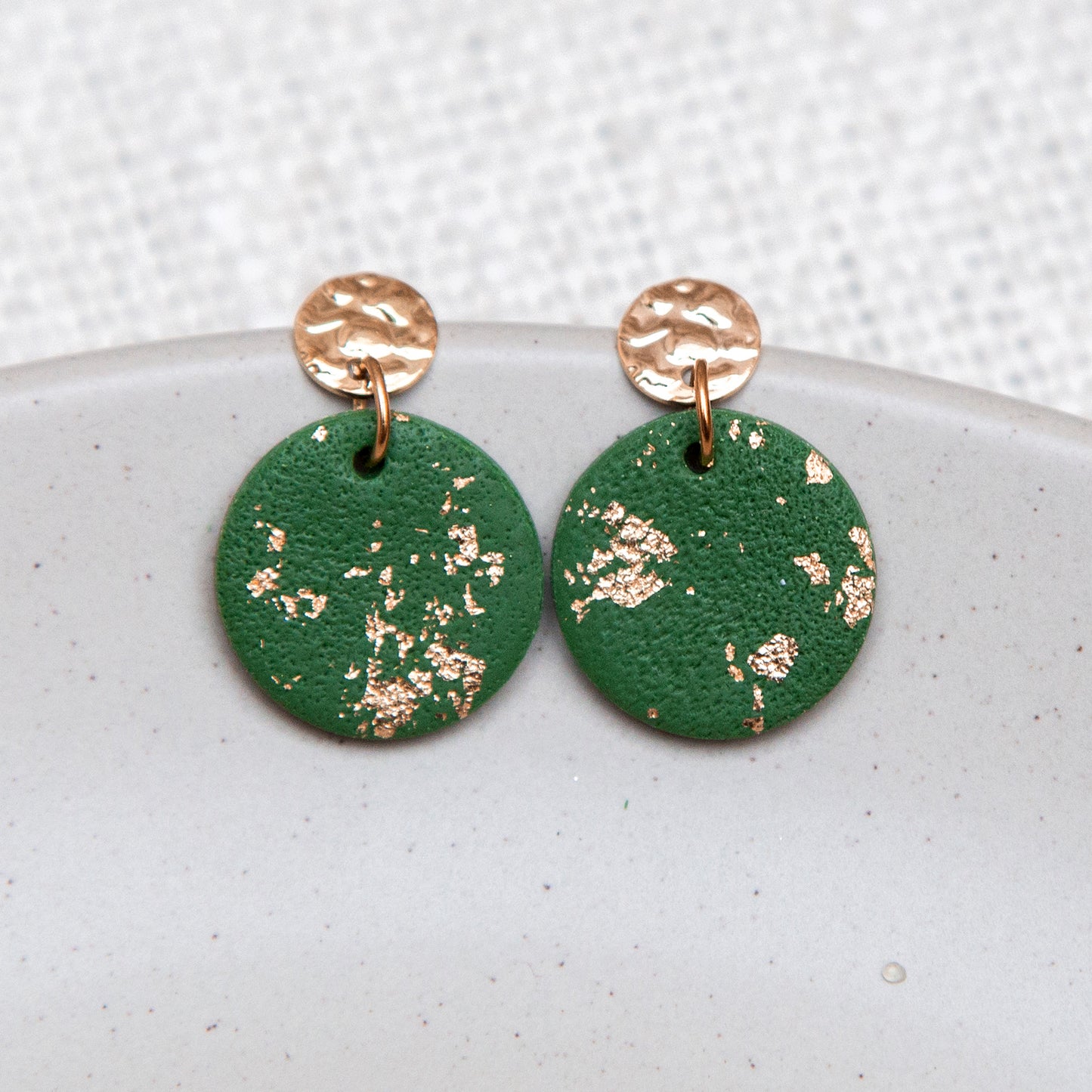 Ohrringe rund grün und gold mit Hammerschlag-Stecker