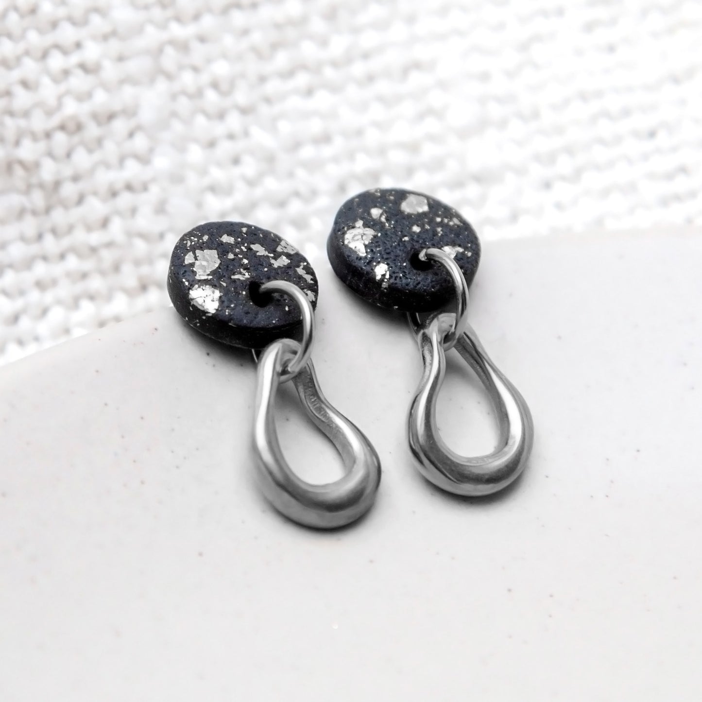 Ohrringe "Mitternachtszauber" mit Stecker - silber & schwarz - mit organischen Element