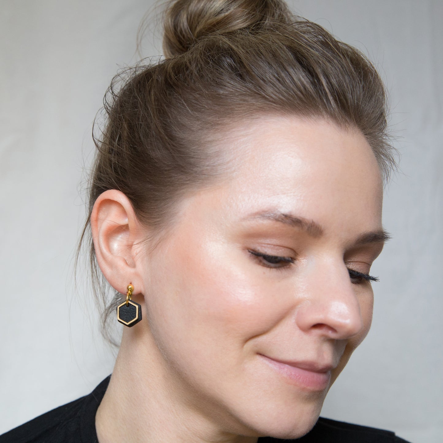 Ohrringe Stecker Hexagon - schwarz goldfarben