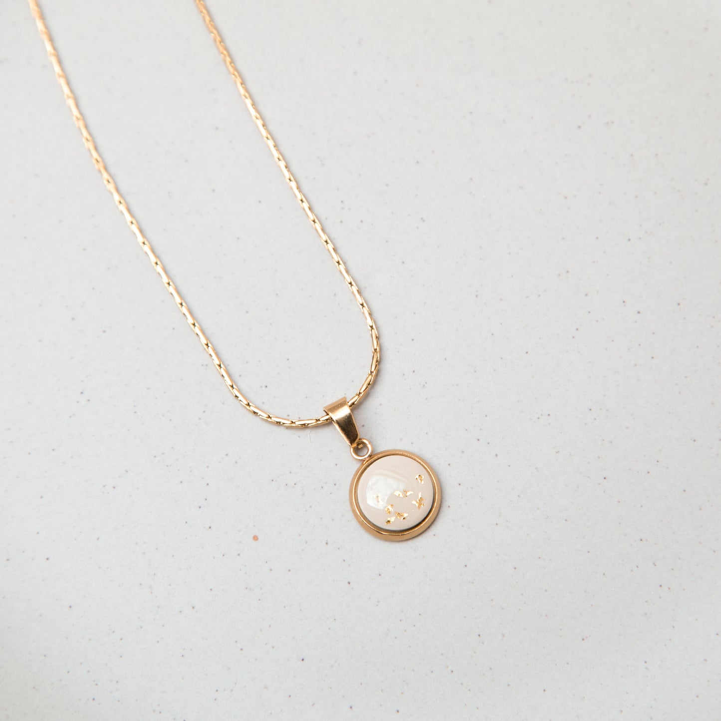 Kette - Anhänger in beige & gold, klein