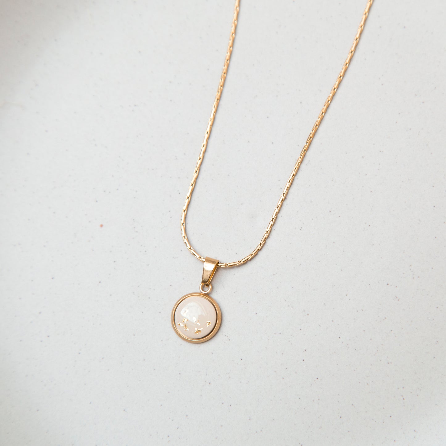 Kette - Anhänger in beige & gold, klein
