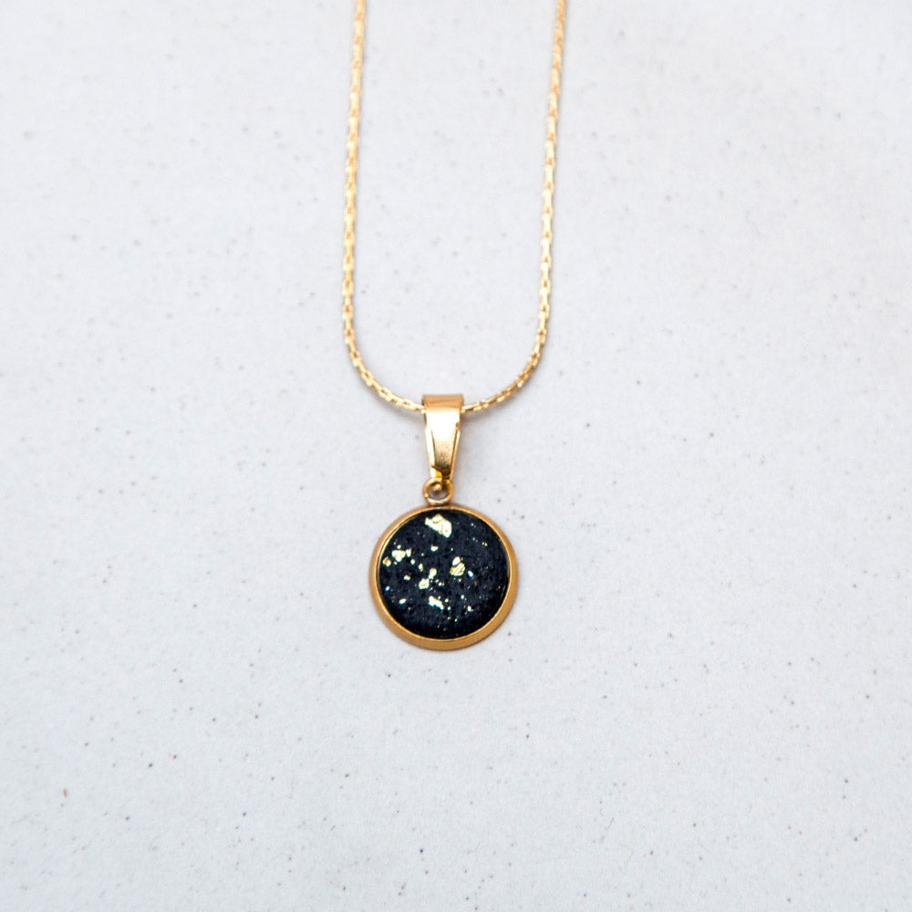 Kette - Anhänger in schwarz & goldfarbenen Flakes
