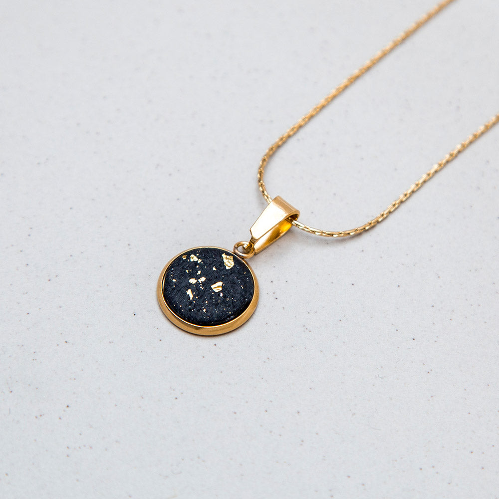 Kette - Anhänger in schwarz & goldfarbenen Flakes