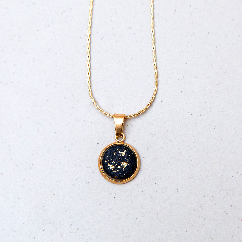 Kette - Anhänger in schwarz & goldfarbenen Flakes - mini