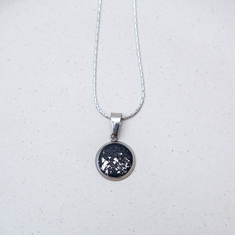 Kette - Anhänger in schwarz & silberfarbenen Flakes