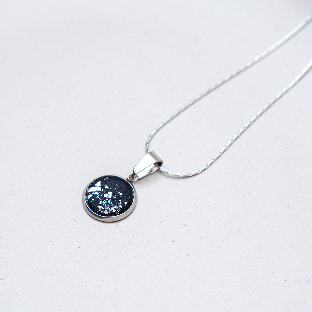 Kette - Anhänger in schwarz & silberfarbenen Flakes
