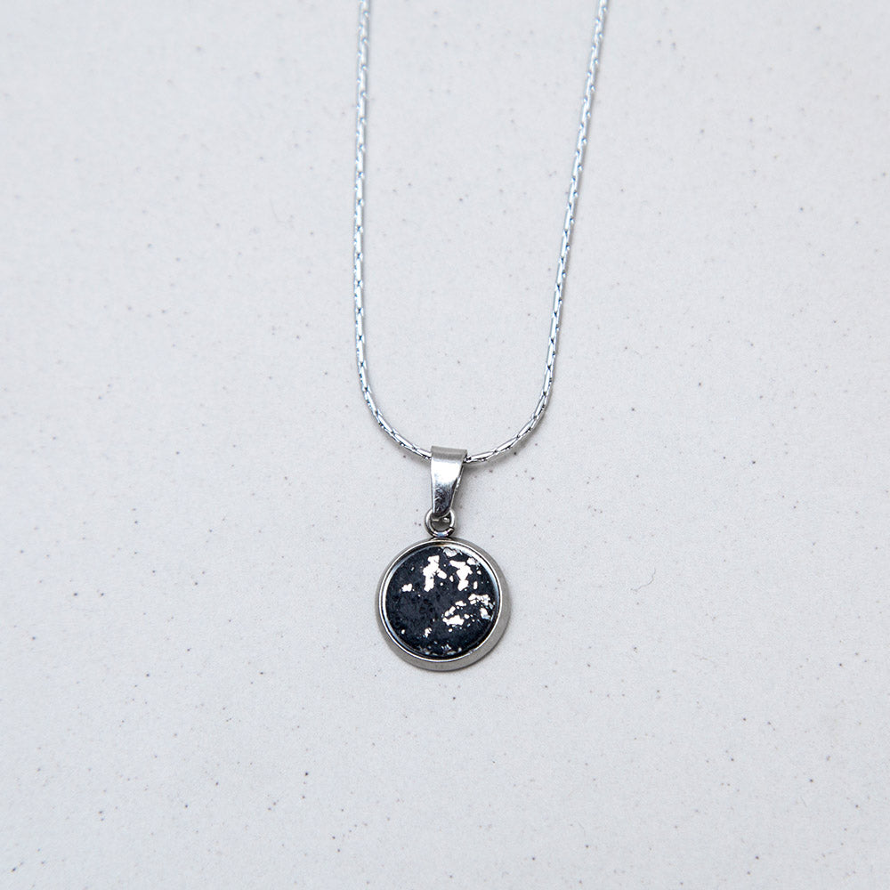 Kette - Anhänger in schwarz & silberfarbenen Flakes - mini