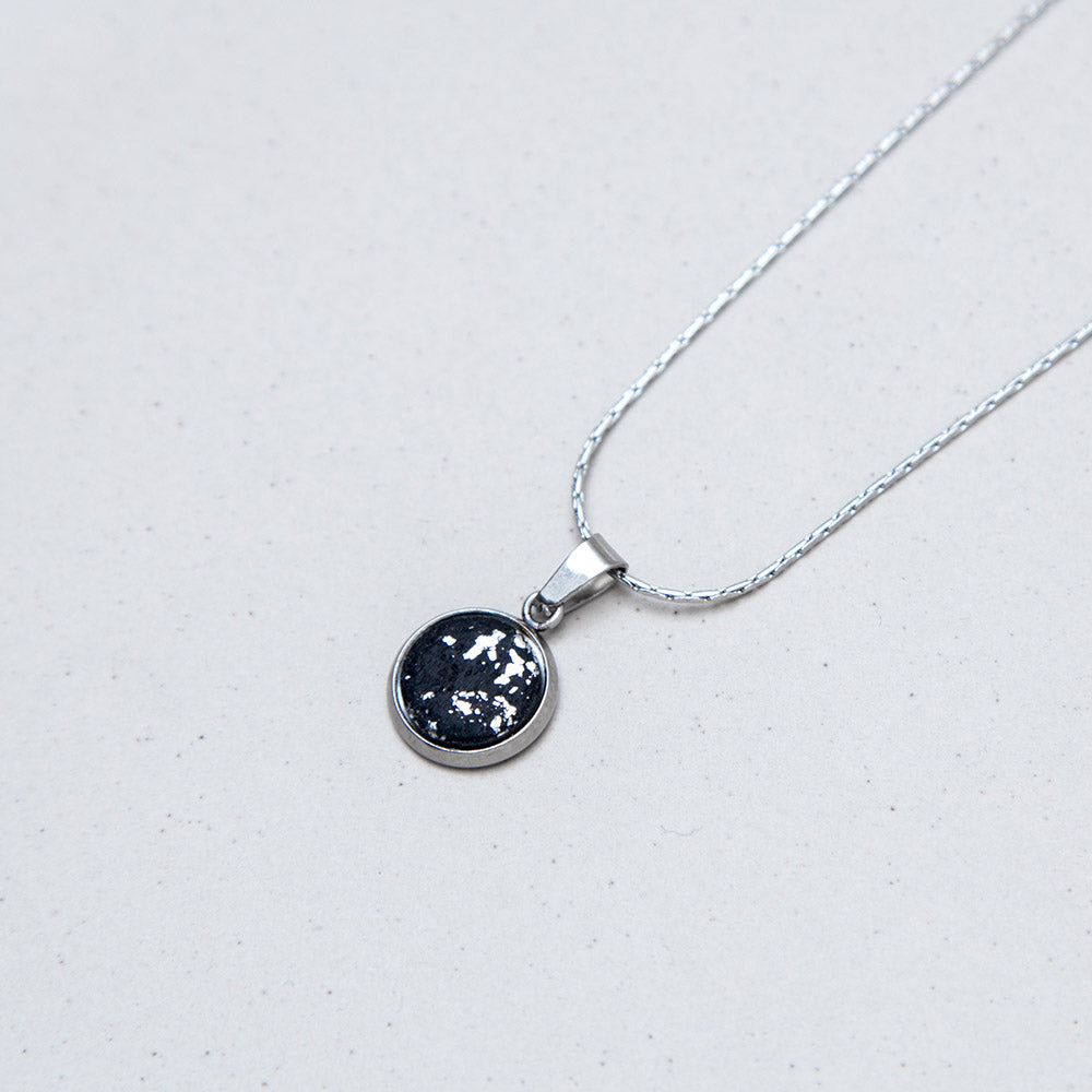 Kette - Anhänger in schwarz & silberfarbenen Flakes - mini