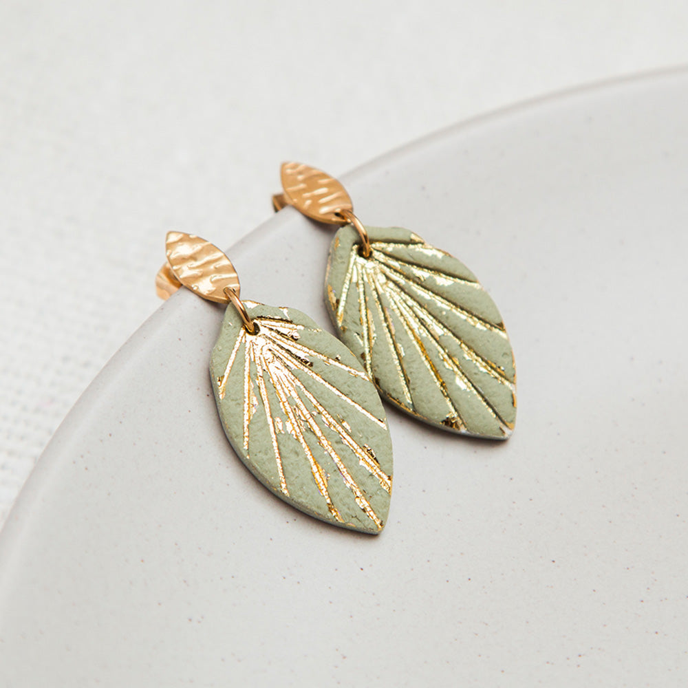 Ohrringe "Golden Leaf Blush" Salbeigrün