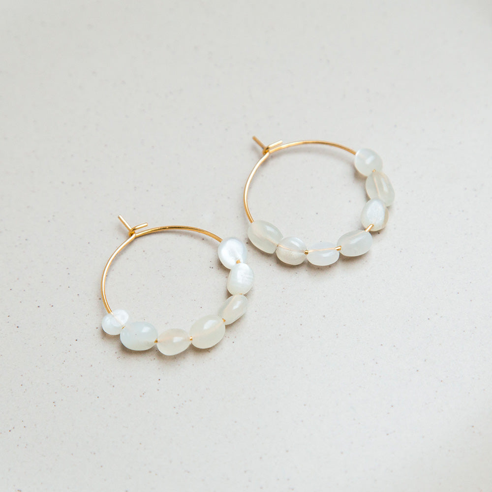 Ohrringe Creolen mit weißen Natursteinen