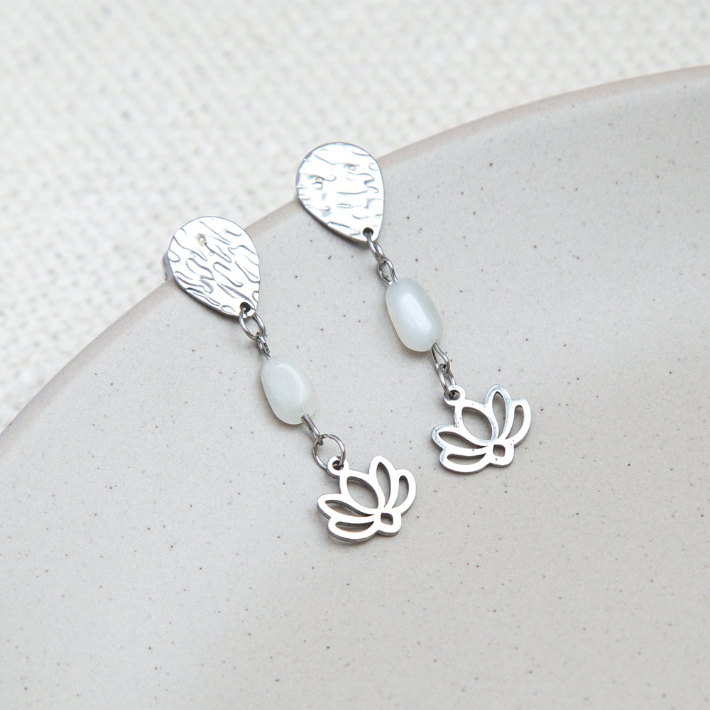Ohrringe - "Verborgene Kraft" mit Naturstein & Lotusblüte - silberfarben