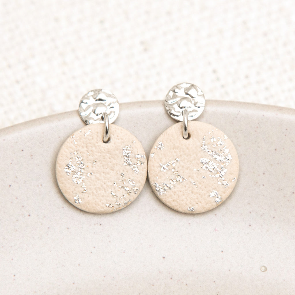 Ohrringe rund beige und silberfarben mit Stecker in Hammerschlag-Optik