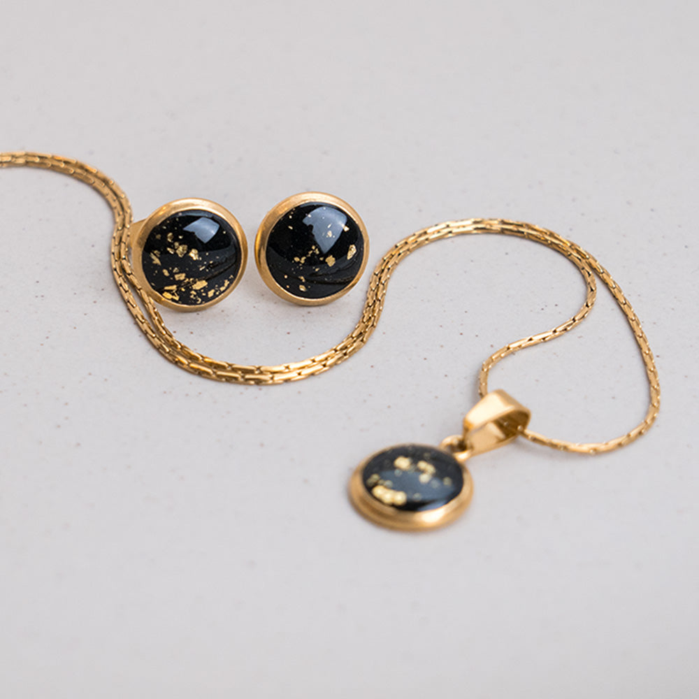 Set aus Kette & Ohrringsteckern - Tiefschwarz mit goldfarbenen Flakes