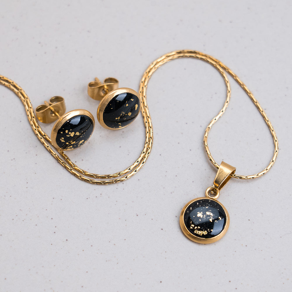 Set aus Kette & Ohrringsteckern - Tiefschwarz mit goldfarbenen Flakes