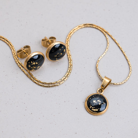Set aus Kette & Ohrringsteckern - Tiefschwarz mit goldfarbenen Flakes