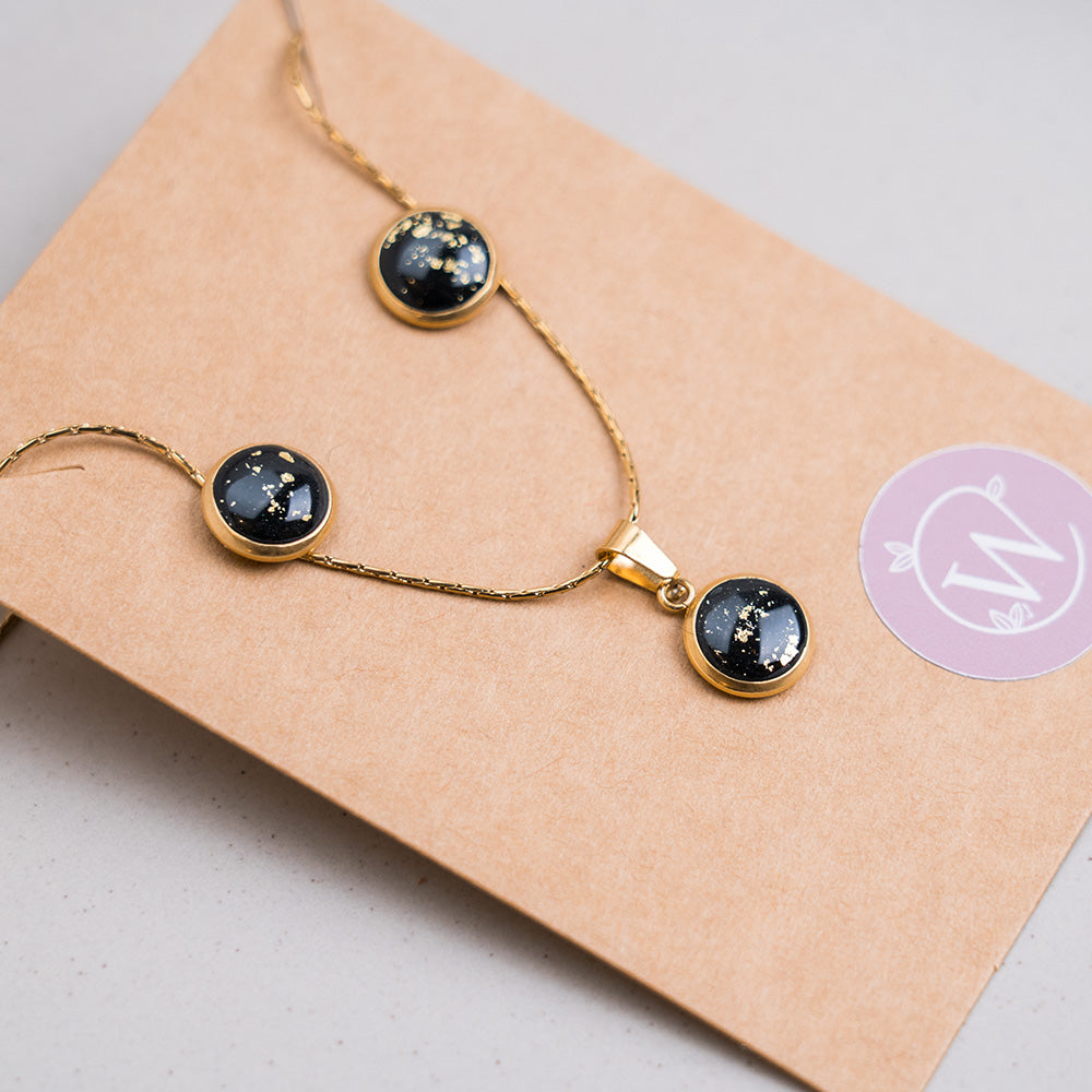 Set aus Kette & Ohrringsteckern - Tiefschwarz mit goldfarbenen Flakes