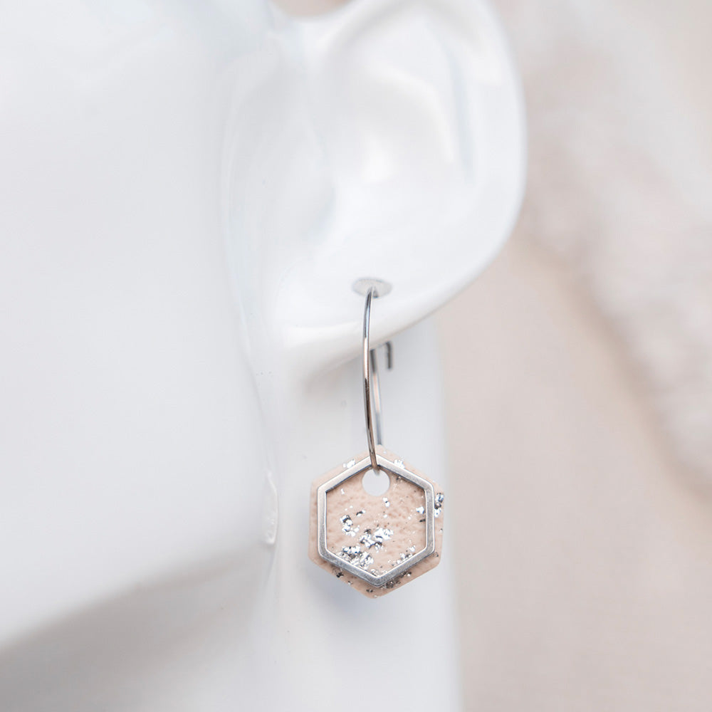 Ohrringe Creolen "Hexa" - Sand mit silberfarbenen Flakes