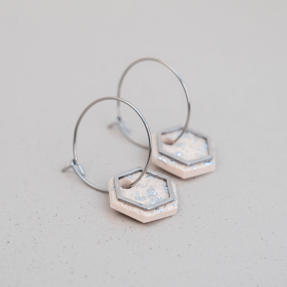 Ohrringe Creolen "Hexa" - Sand mit silberfarbenen Flakes