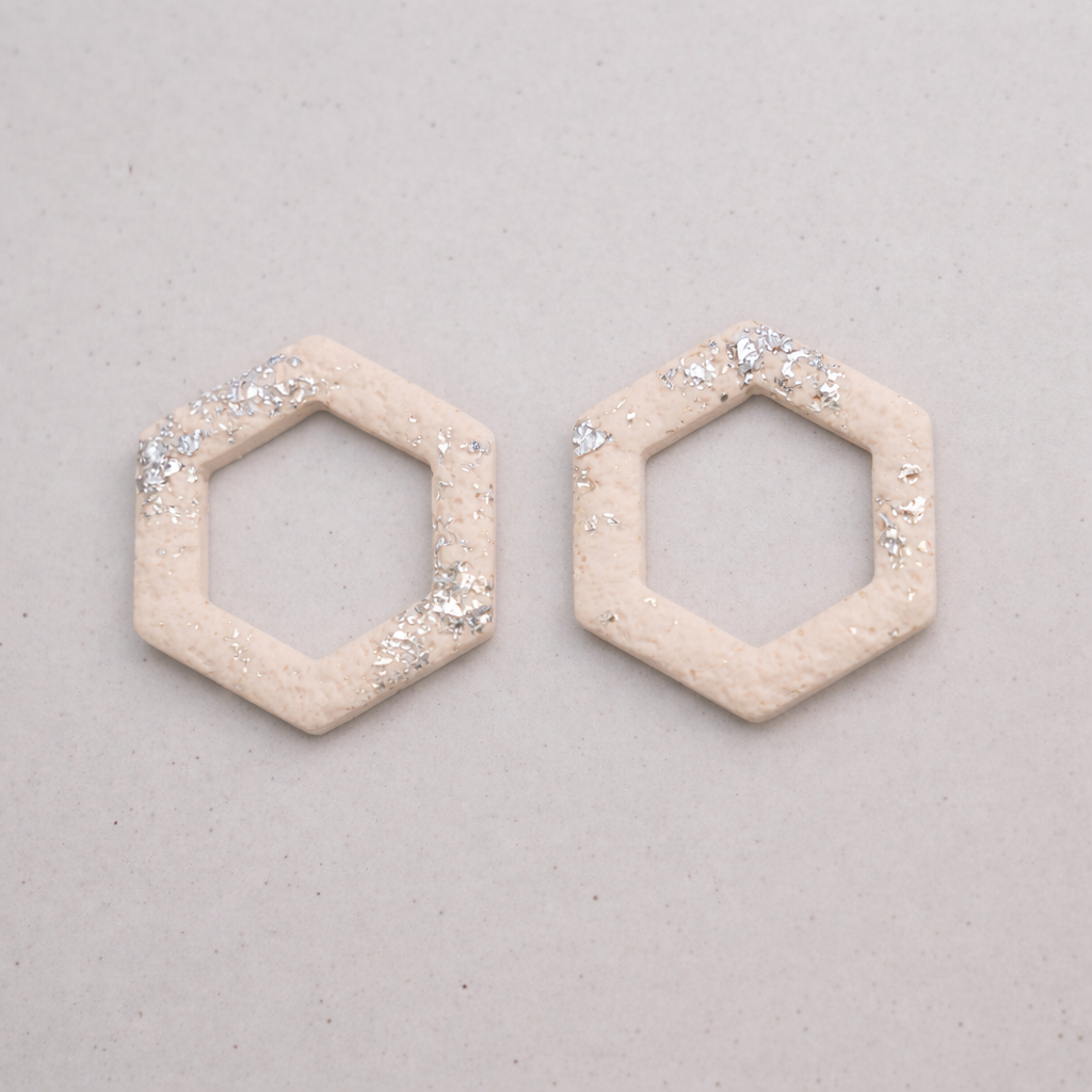 Sand & silberfarbene Flakes - Hexagon Anhängerpaar - Mix & Match