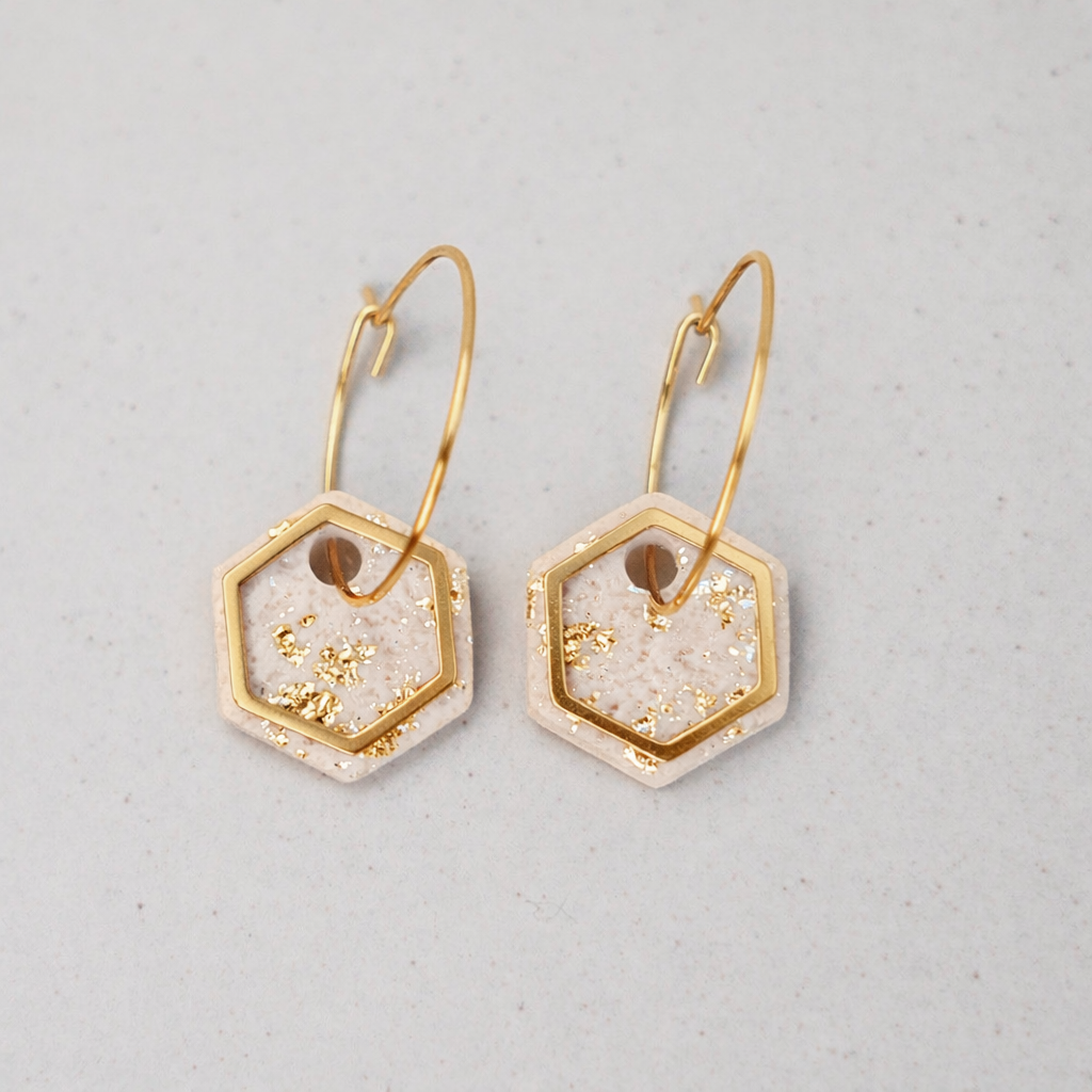 Ohrringe Creolen "Hexa" - Sand mit goldfarbenen Flakes