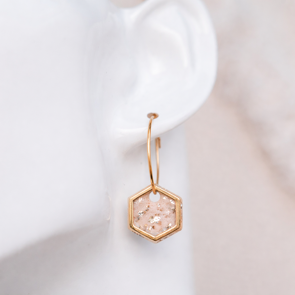 Ohrringe Creolen "Hexa" - Sand mit goldfarbenen Flakes