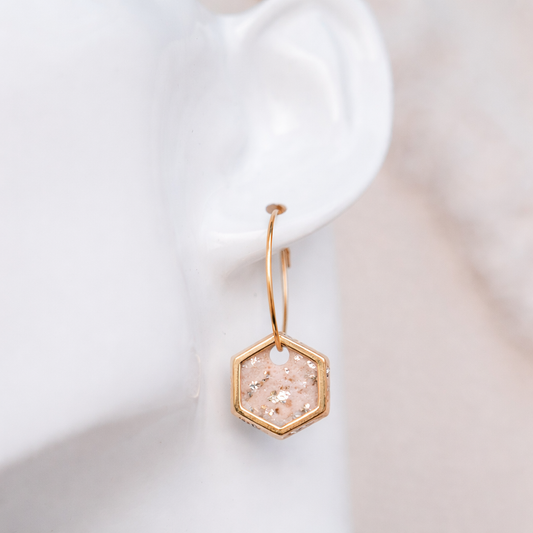 Ohrringe Creolen "Hexa" - Sand mit goldfarbenen Flakes