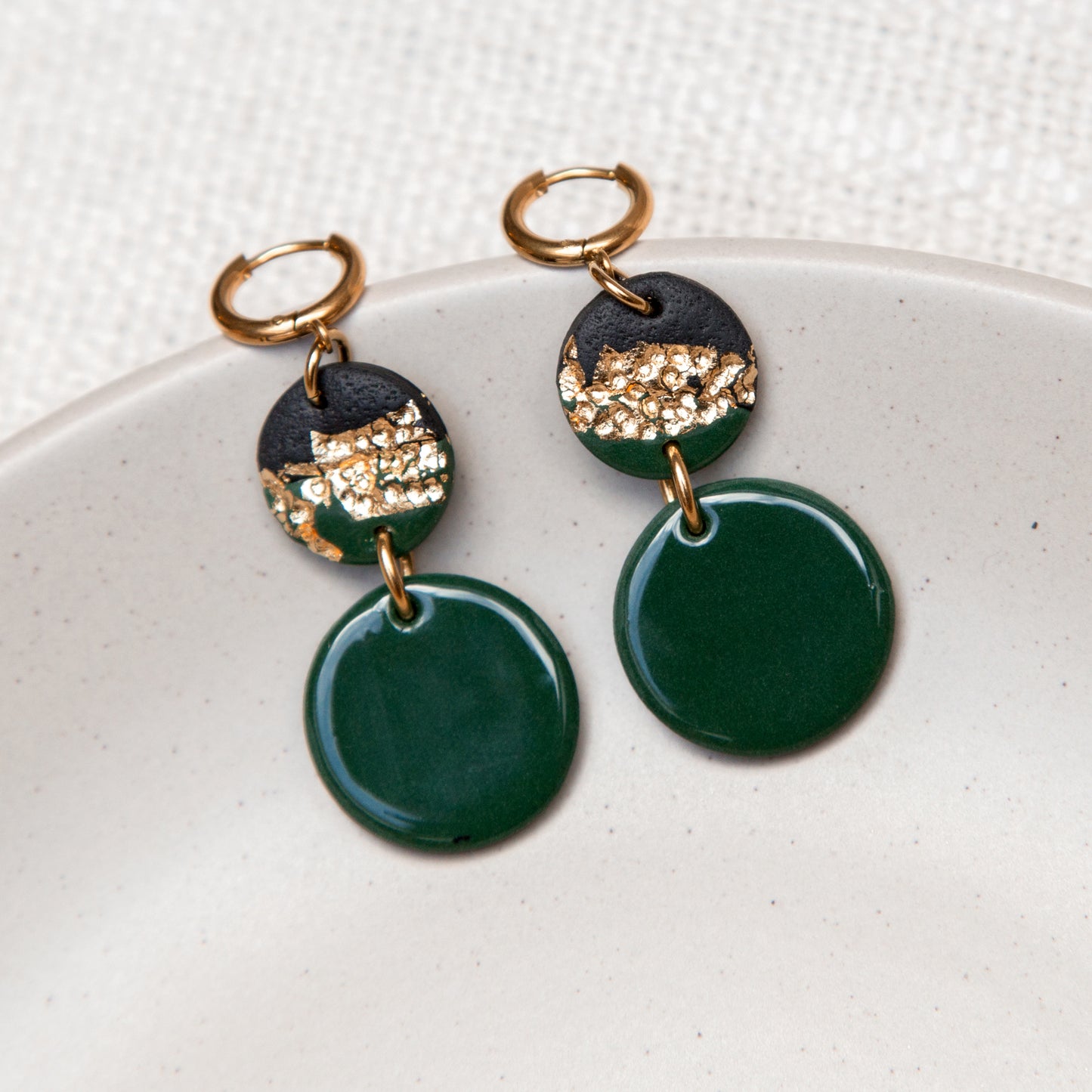 Ohrringe Hänger grün, goldfarben, schwarz mit Hammerschlag-Effekt