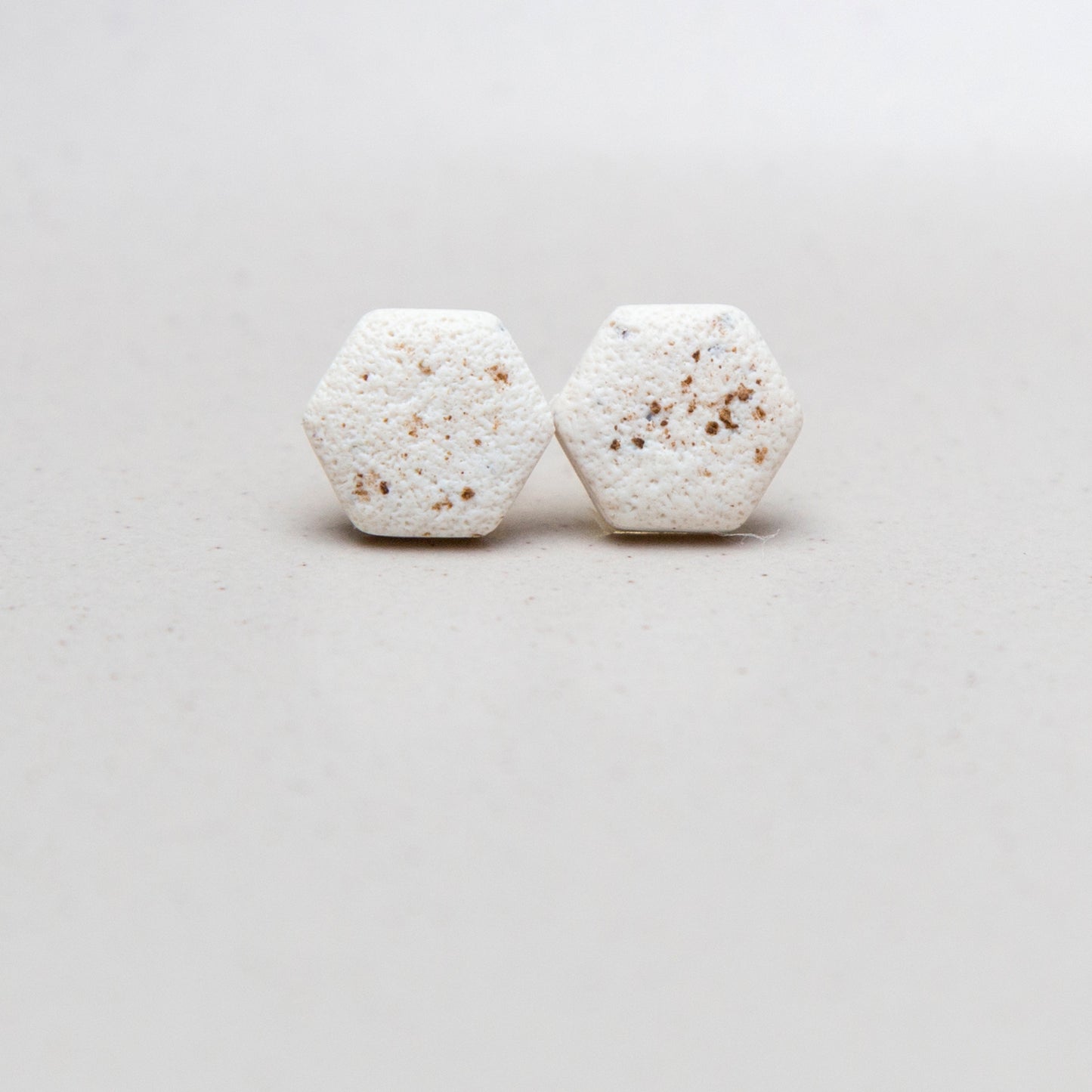 Ohrringe Stecker "Beige Brew" - Hexagon