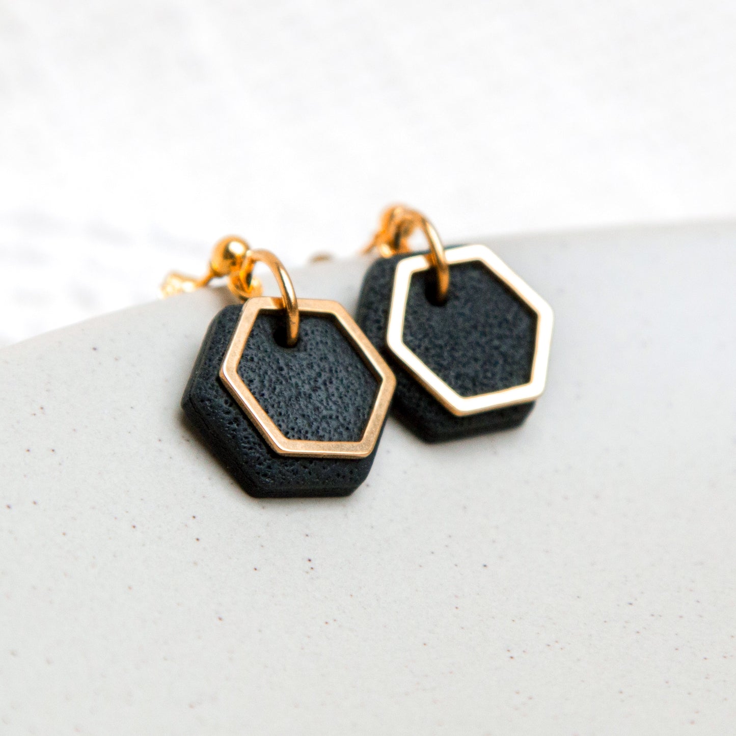 Ohrringe Stecker Hexagon - schwarz goldfarben