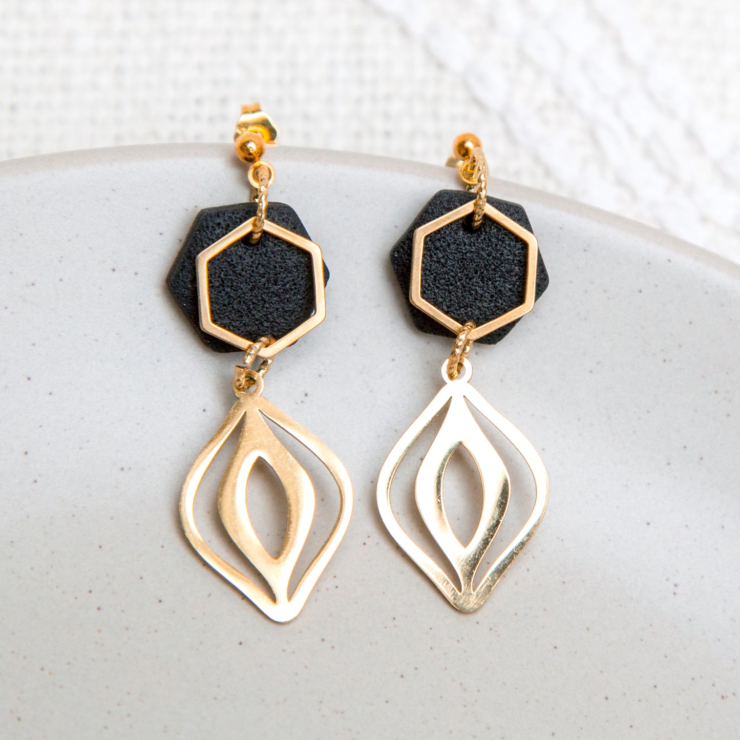 Ohrringe "Strahlendes Selbst" - schwarz mit Vulva-Element