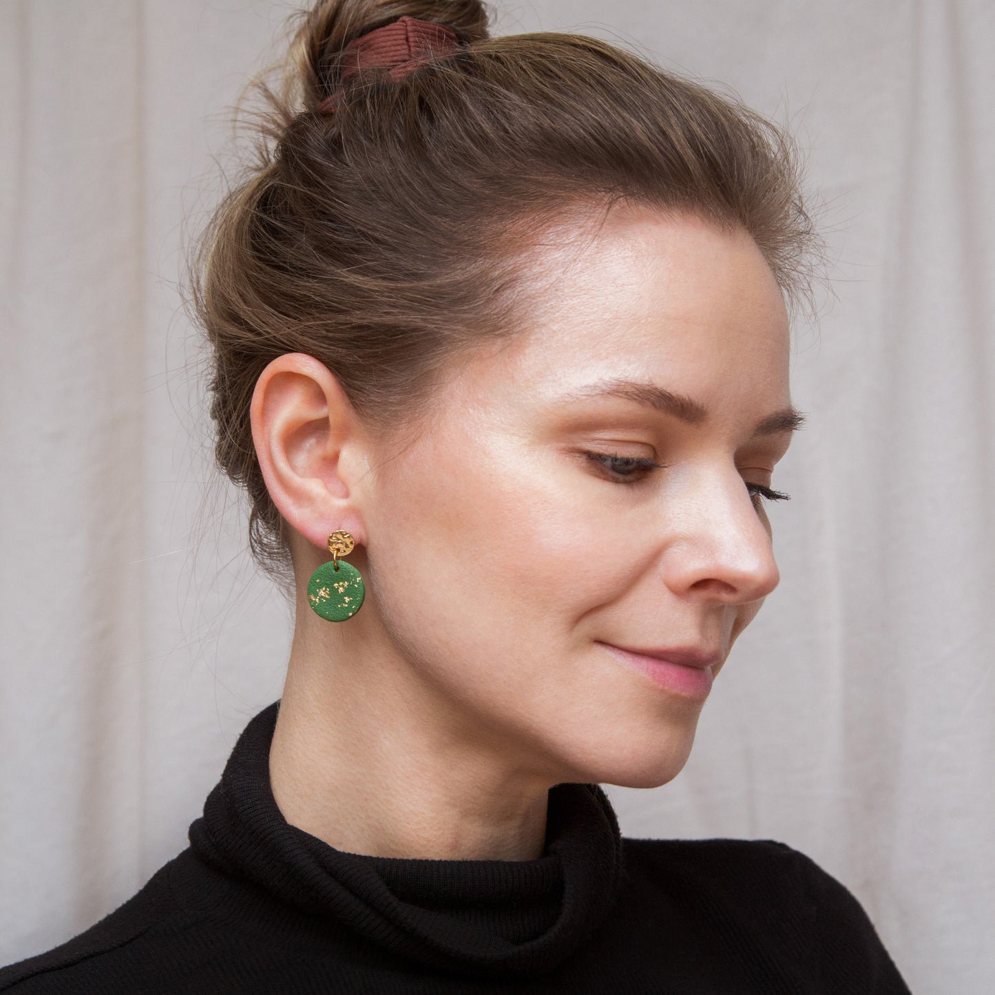 Ohrringe rund grün und gold mit Hammerschlag-Stecker