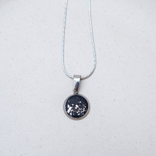 Kette - Anhänger in schwarz & silberfarbenen Flakes