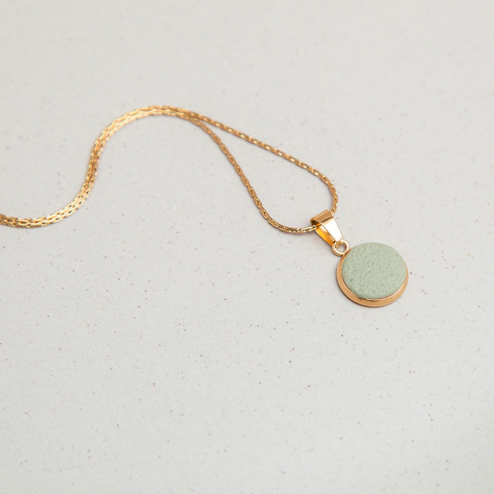 Kette - "Pure Dots" Salbeigrün - goldfarben