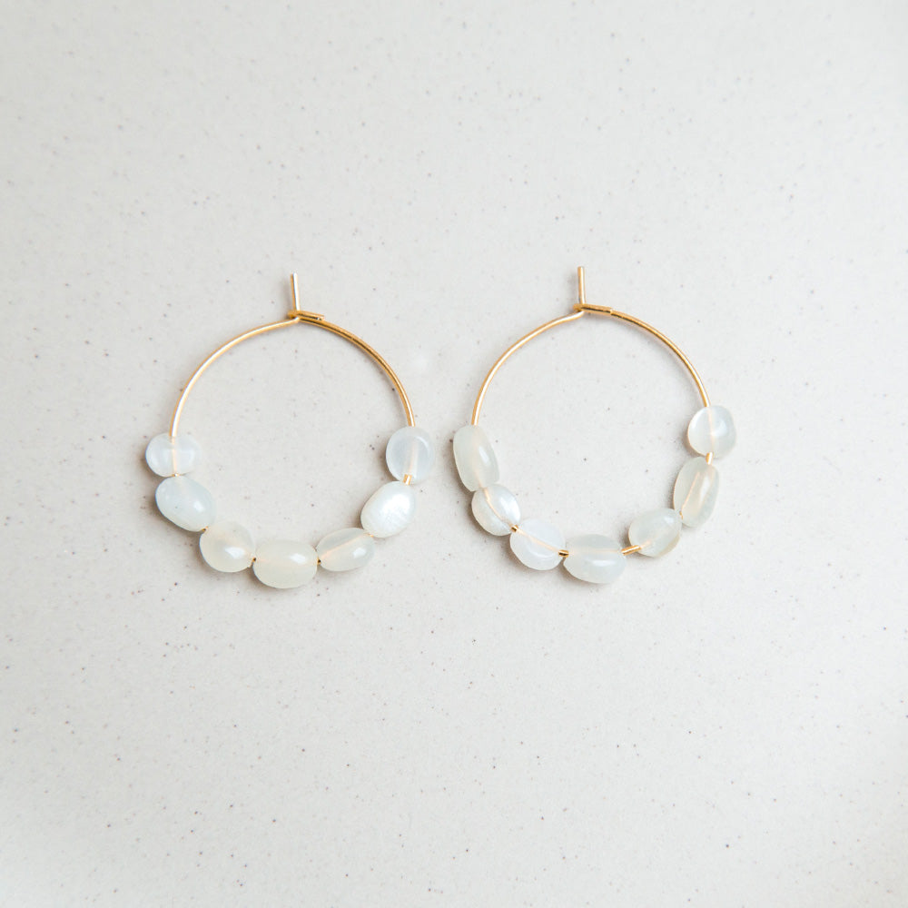 Ohrringe Creolen mit weißen Natursteinen