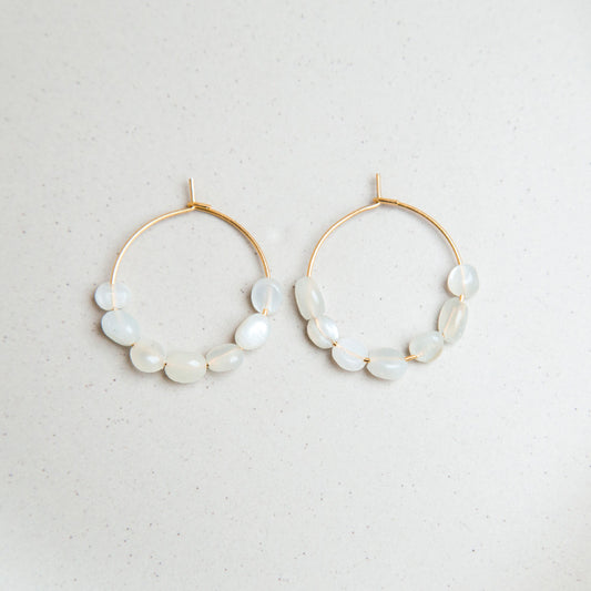 Ohrringe Creolen mit weißen Natursteinen