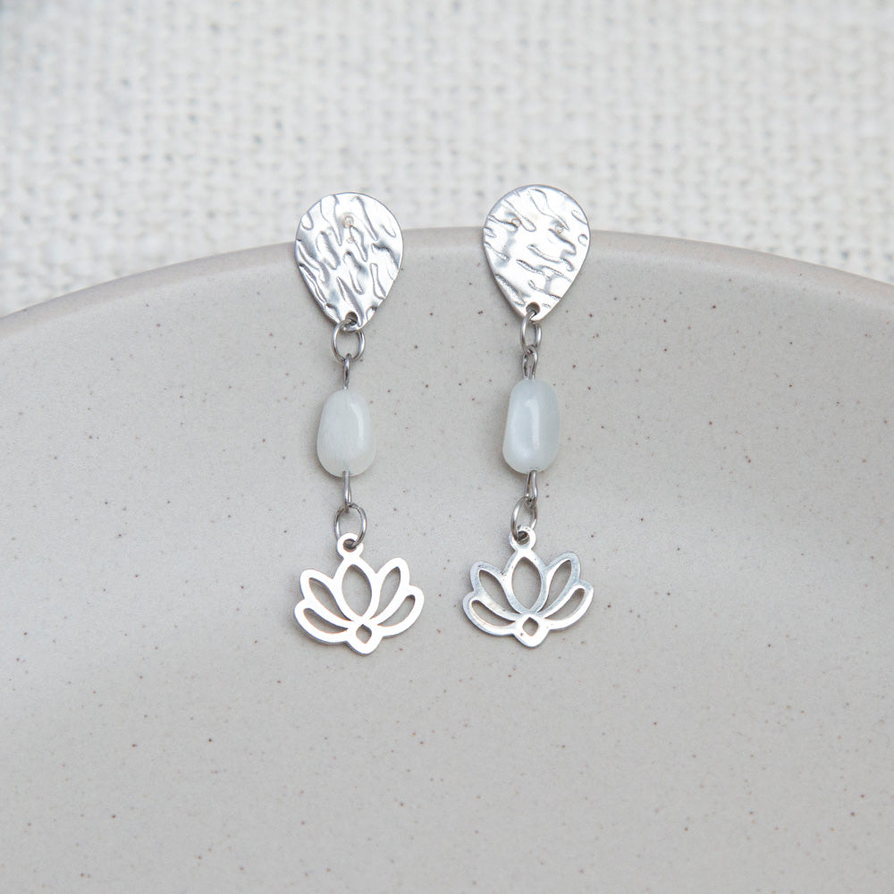 Ohrringe - "Verborgene Kraft" mit Naturstein & Lotusblüte - silberfarben