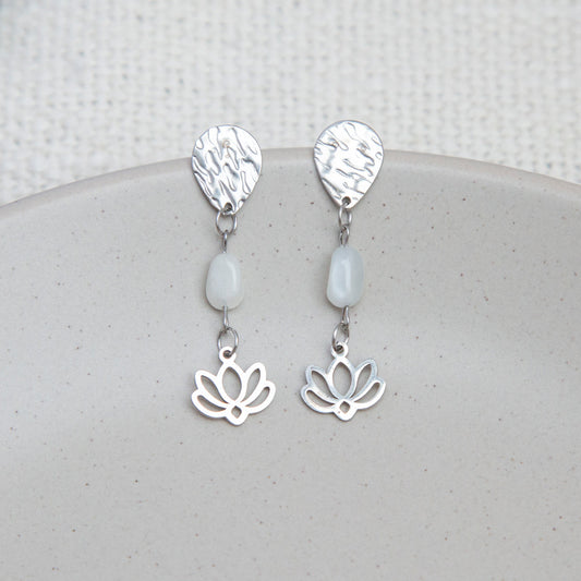 Ohrringe - "Verborgene Kraft" mit Naturstein & Lotusblüte - silberfarben