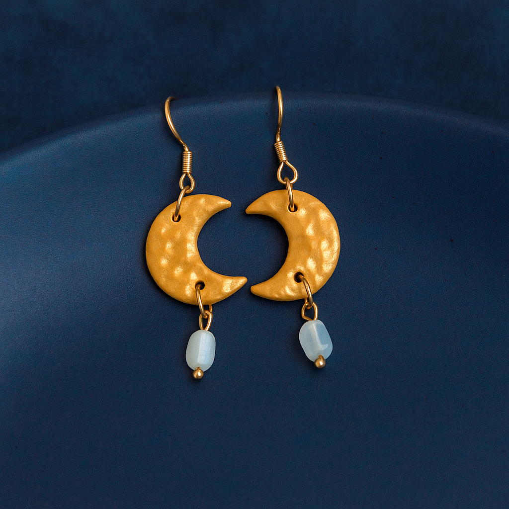 Ohrringe "Celestial" mit weißem Naturstein - goldfarben