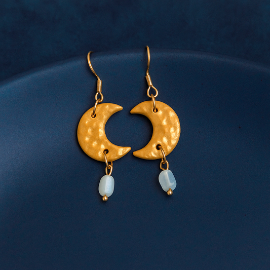 Ohrringe "Celestial" mit weißem Naturstein - goldfarben