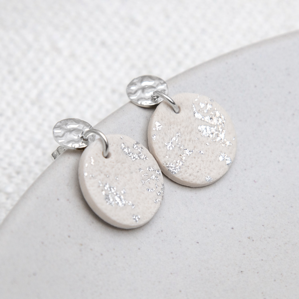 Ohrringe rund beige und silberfarben mit Stecker in Hammerschlag-Optik