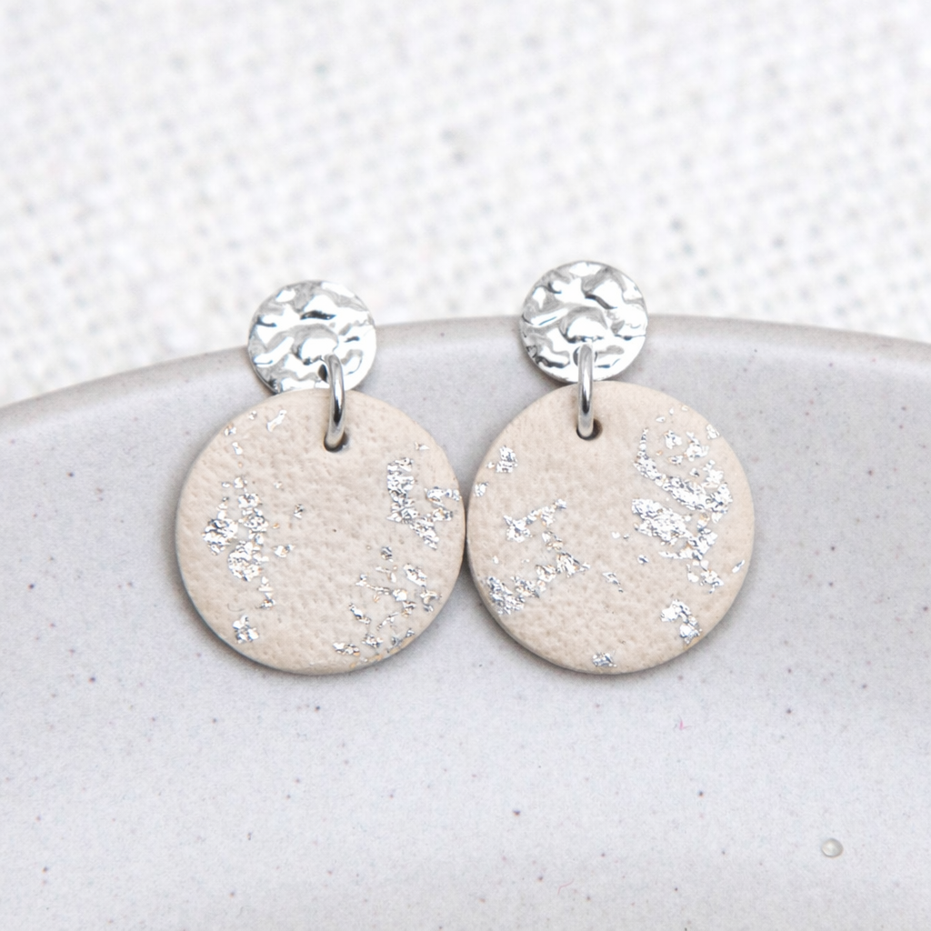 Ohrringe rund beige und silberfarben mit Stecker in Hammerschlag-Optik